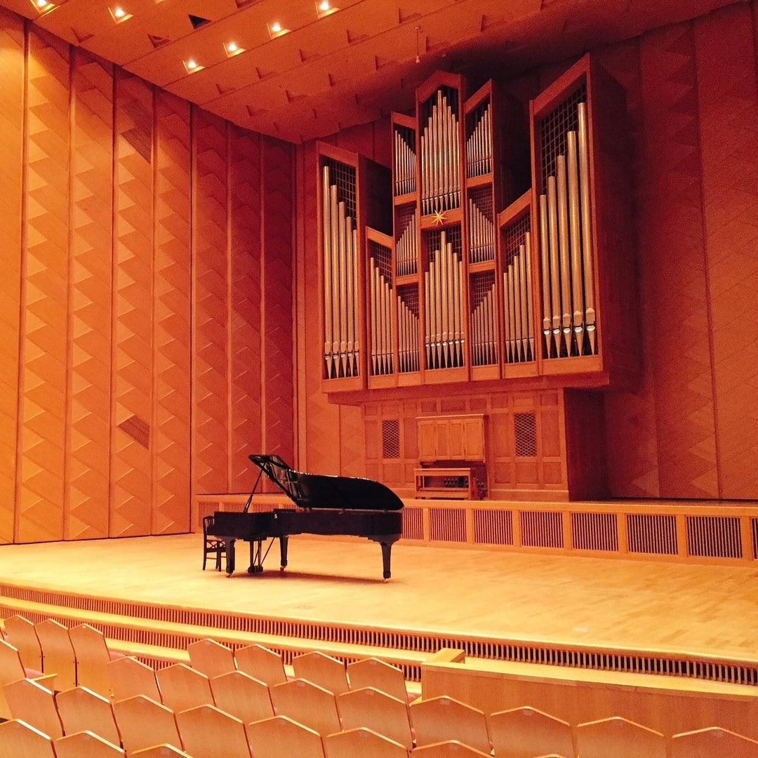 秋田アトリオン音楽ホールのパイプオルガン - Atorion Concert Hall Pipe Organ (Akita,Japan) #音楽 #コンサートホール #楽器 #パイプオルガン #ミシェル・シャピュイ #フランス #秋田 #秋田市 #秋田県 #日本 #Music #Musics #ConcertHall #MusicalInstrument #PipeOrgan #Organ #Orgue #MichelChapuis #France #Akita #AkitaCity #AkitaPrefecture #japan 人生で初めて聴いたアルフレッド・ケルン社製(Alfred Kern & Fils/Strasbourg)の楽器です。このコンサートホールで演奏した経験もあり、想い出深い場所の1つです。パイプオルガンの初演は、フランスのオルガニストであるミシェル・シャピュイ氏により行われました。This is the first instrument in my life made by Alfred Kern & Fils/Strasbourg. It's one of the most memorable places I have ever played in this concert hall.The premiere of the Pipe Organ was performed by French organist Michel Chapuis.